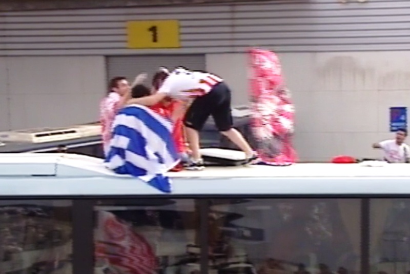 Άφιξη Ολυμπιακού: Στην οροφή και οπαδός!