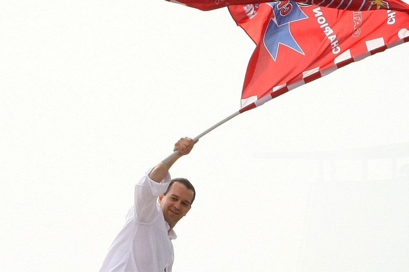 Άφιξη Ολυμπιακού: Ανέμισε την «κόκκινη» σημαία ο Αγγελόπουλος (video)