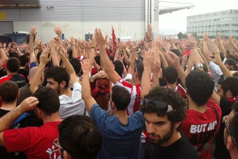 Άφιξη Ολυμπιακού: «Την κούπα τη σηκώσαμε σε χώμα ελληνικό!» (videos)