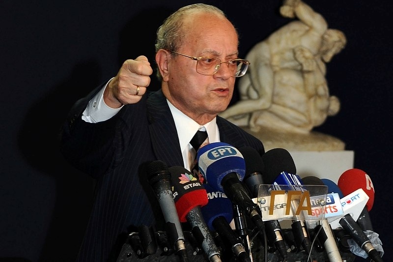 Μύδροι Θανάση κατά Μπιτσαξή και αστυνομίας (videos)