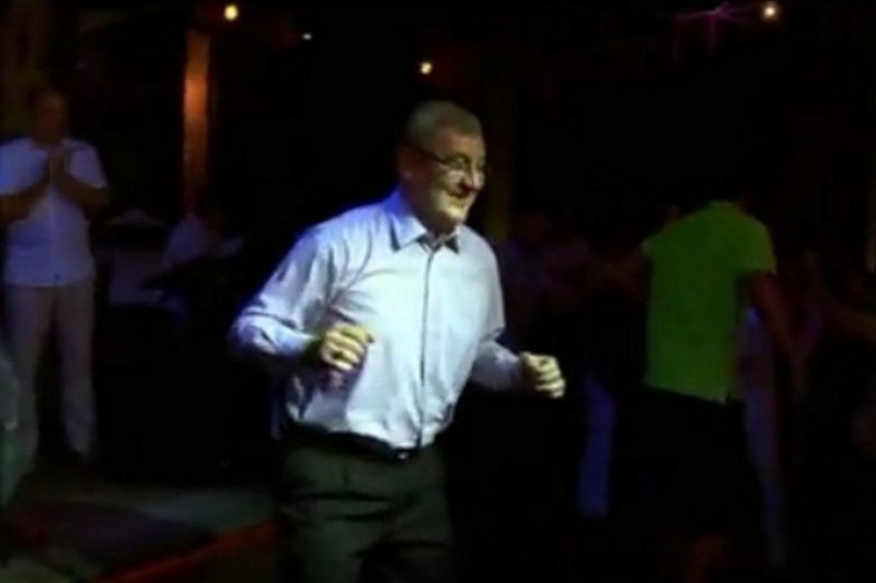 Ο Καζλάουσκας χορεύει rock n’ roll (video)