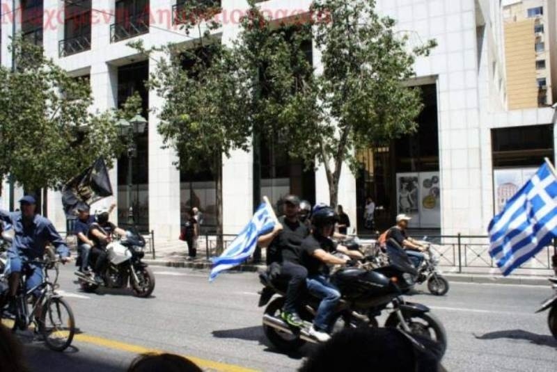 Η Χρυσή Αυγή προκαλεί εργαζόμενους των Μ.Μ.Ε. (photos)