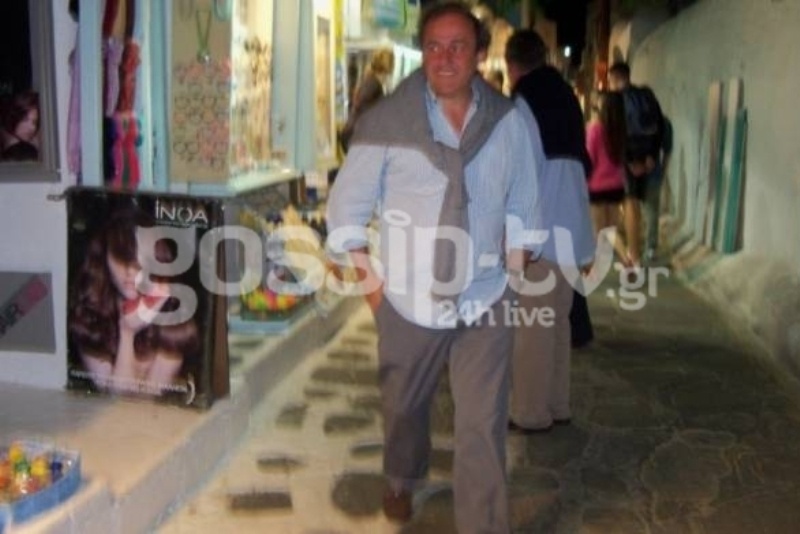 Οι βόλτες του Πλατινί στα σοκάκια της Μυκόνου