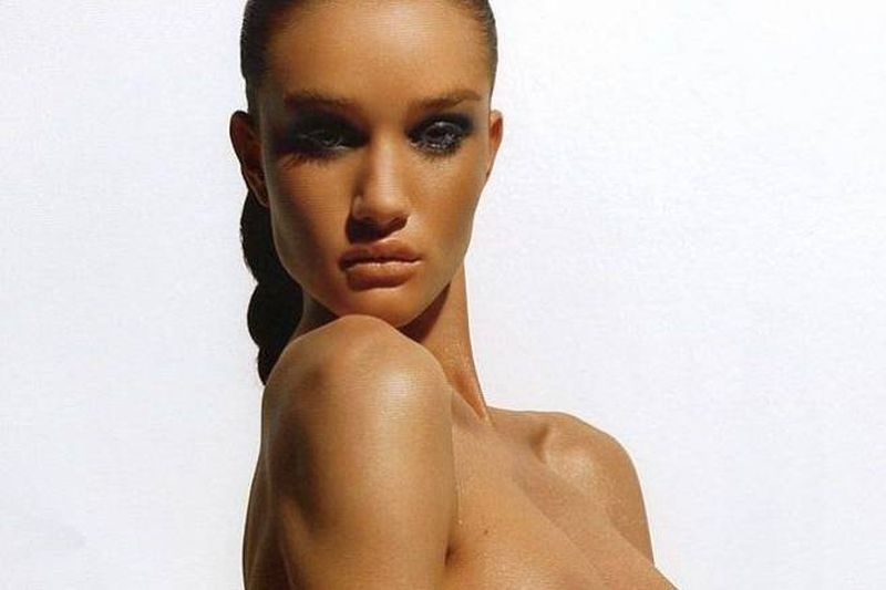 Ατελείωτη τόπλες Rosie Huntington Whiteley