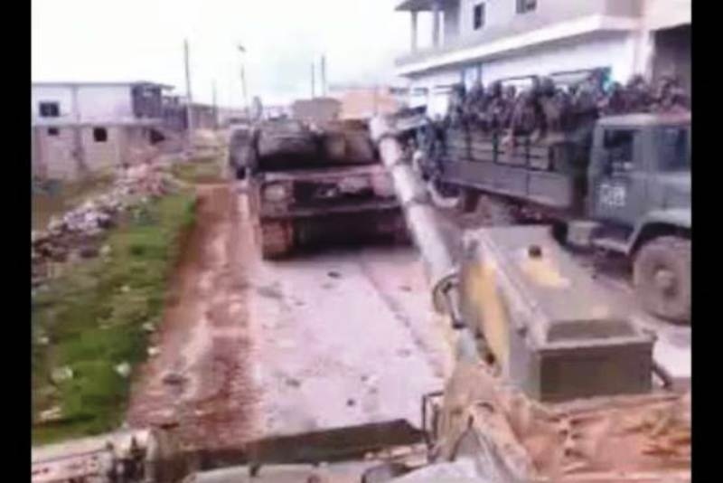 Τανκ πάνω από το πτώμα αντάρτη