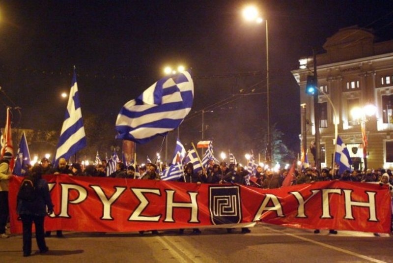 Χρυσή Αυγή – Ύμνος: Χρυσαυγίτες στο δρόμο περνάνε… εν δυο περνάει η Χρυσή Αυγή (video)!