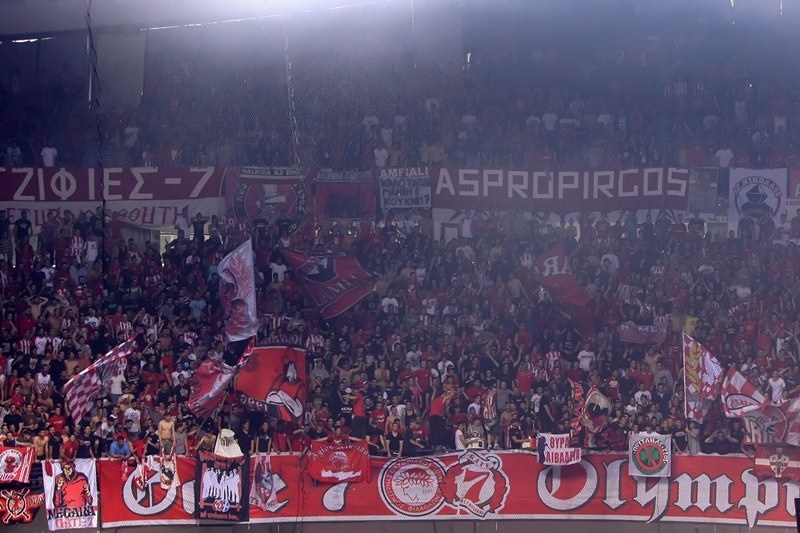 Στα αποδυτήρια και οι φίλαθλοι!