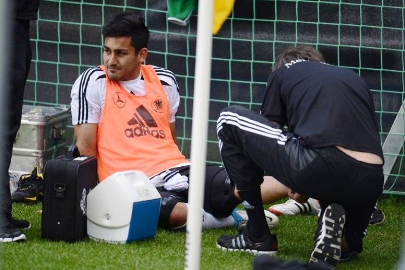 Euro 2012: Εκτός προπόνησης ο Γκουντόγκαν