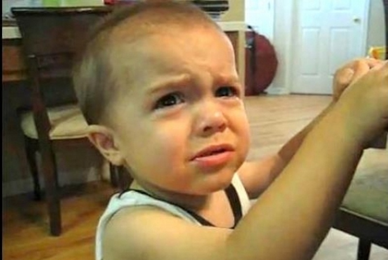 Τι μπορεί να κάνει ένα πιτσιρίκι για ένα μπισκότο (video)