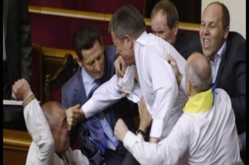 Μπουνιές στην ουκρανική Βουλή! (video)