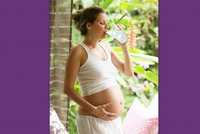 Σε προχωρημένη εγκυμοσύνη; Πώς να αντέξετε τις πιο ζεστές μέρες του καλοκαιριού