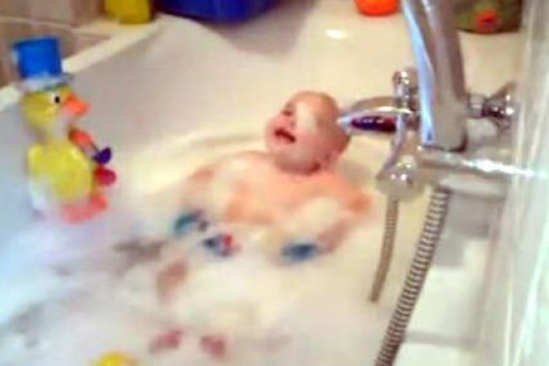 Η μικρή Liza απολαμβάνει το μπάνιο της! (video)