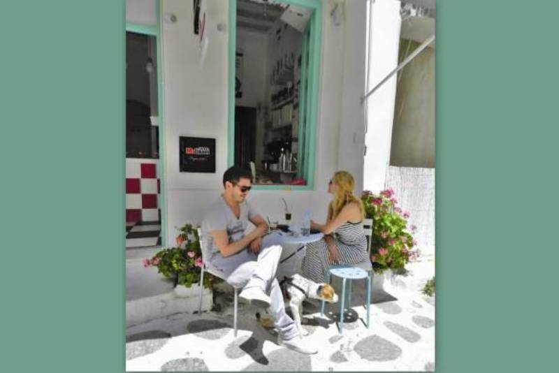 Χατζηγιάννης-Μακρυπούλια καφεδάκι στη Πάρο (photos)