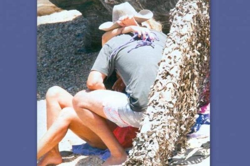 Μενεγάκη – Παντζόπουλος: Καυτά φιλιά στα Άχλα! (photos)