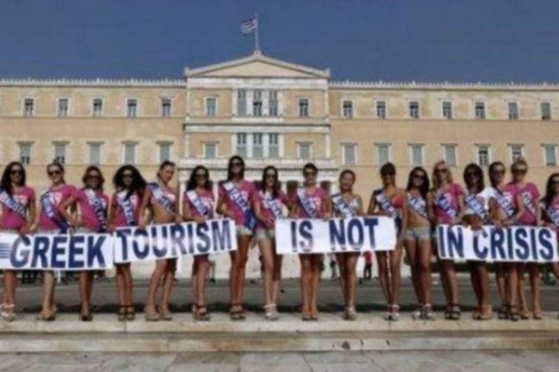 Πόζαραν με μαγιό μπροστά στη Βουλή!