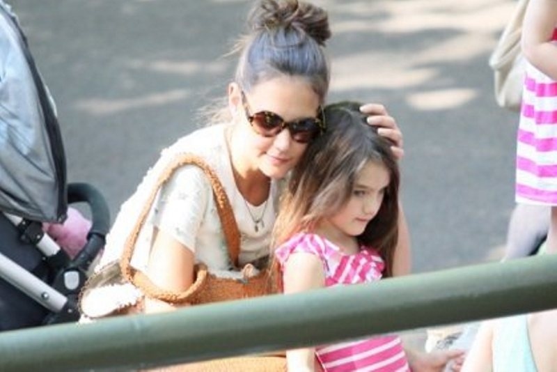 H Katie Holmes επέστρεψε στον Καθολικισμό
