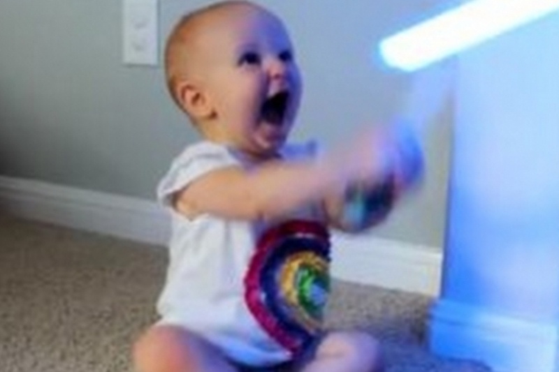 Η πιο μικρή φαν των Jedi! (video)