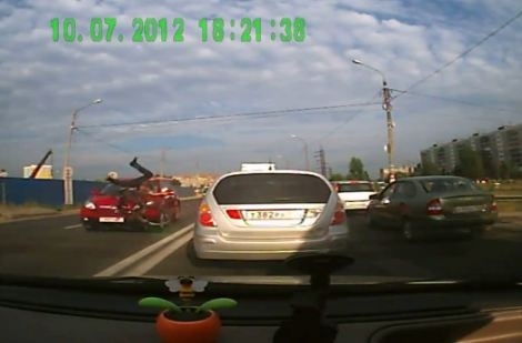 Μεθυσμένος γλιτώνει από θαύμα (Video)