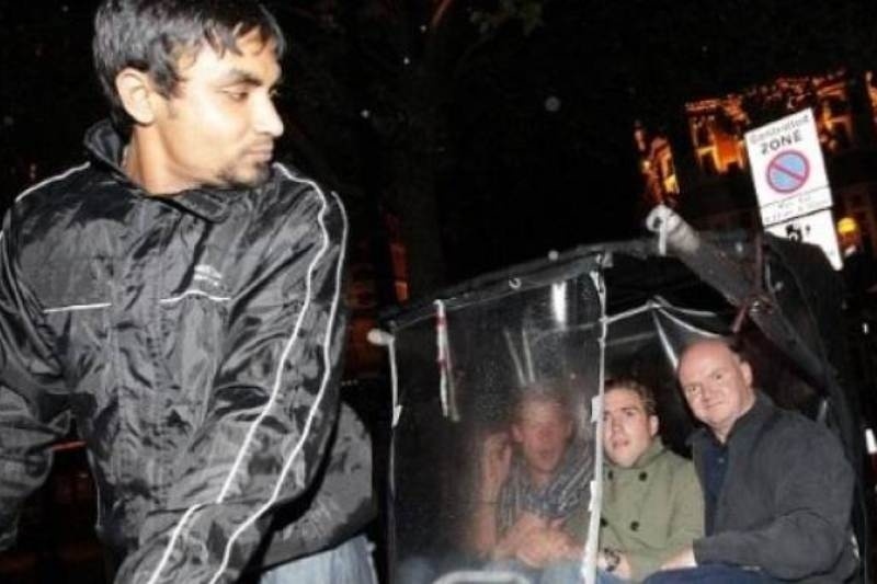 Ο Πρίγκιπας Χάρυ «τύφλα» στο μεθύσι (photos)