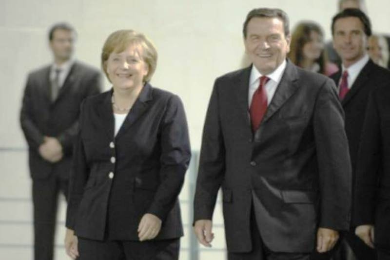 Spiegel: Πώς η Γερμανία και ο Σρέντερ αποδυνάμωσαν το ευρώ