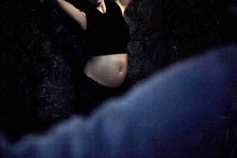 Με φουσκωμένη κοιλιά στο ημερολόγιο της Pirelli (photos)