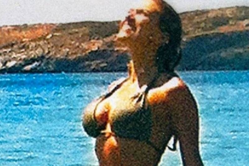 Στη Σύρο η… hot Έλενα Παπαβασιλείου (photos)