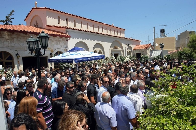 Συγκίνηση και πλήθος κόσμου στο τελευταίο αντίο στον Παπουτσάκη (photos)