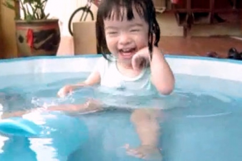 Ακουμπάει το πρόσωπό της το νερό και ξεκαρδίζεται! (video)