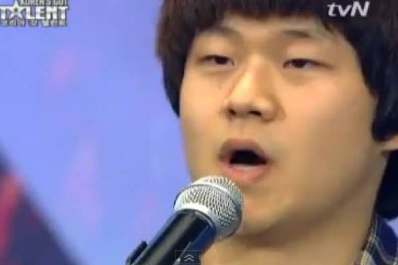 Η συγκλονιστική φωνή ενός άστεγου αγοριού (video)