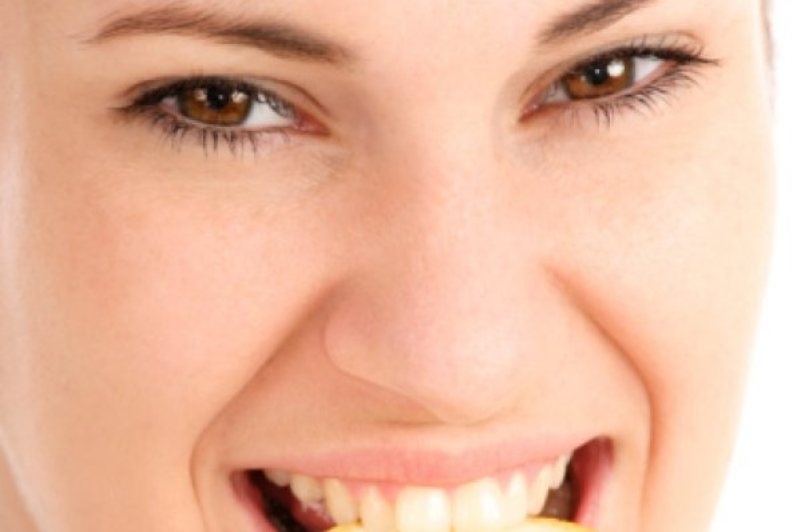 Πως το λεμόνι μπορεί να καταστρέψει τα δόντια μας