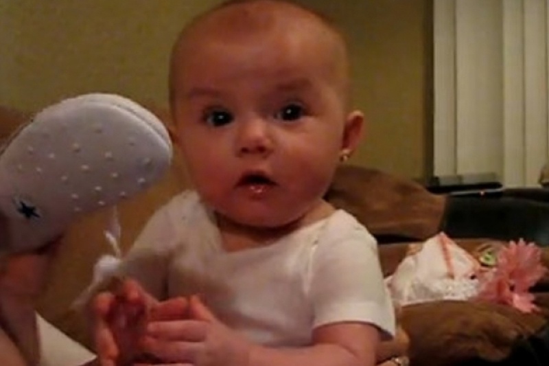 Πως αντιδρά ένα κοριτσάκι όταν το τρομάζει ο μπαμπάς του! (video)