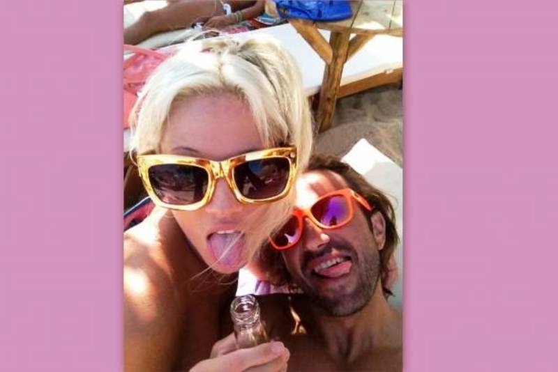 Τζούλια Αλεξανδράτου: Δεν αποχωρίζεται το… μπουκάλι! (φωτό)