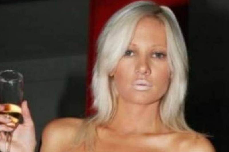 Η Τζούλια Αλεξανδράτου και τα μπουκάλια σαμπάνιας! (νέες φωτογραφίες)