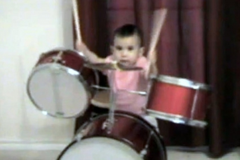 Είναι μόλις ενός έτους και παίζει… ντραμς! (video)