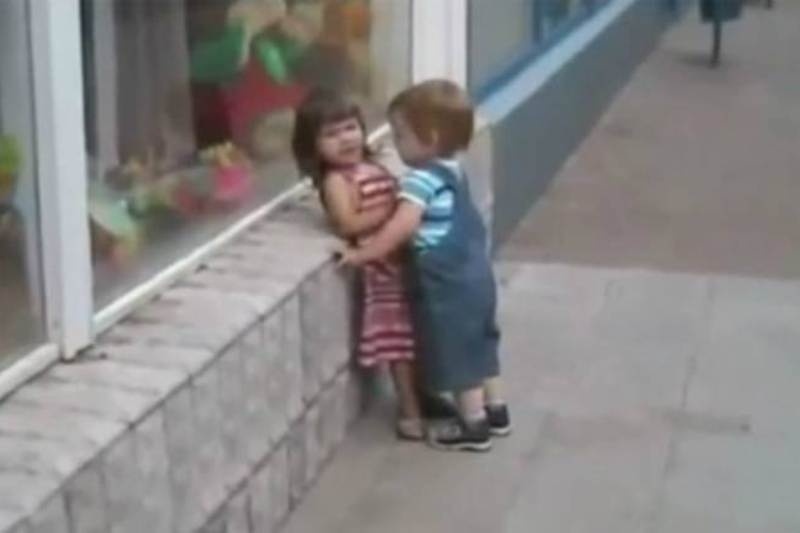 Ξεκαρδιστικό: Επίμονος μπόμπιρας τρώει την πρώτη του χυλόπιτα (vid)