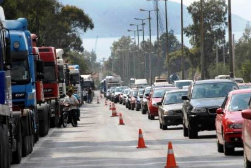 Σύγκρουση φορτηγών στην Αθηνών-Λαμίας