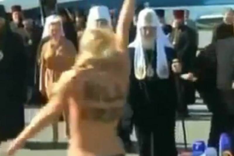 Εμφανίσθηκε γυμνόστηθη μπροστά στον Πατριάρχη Κύριλλο