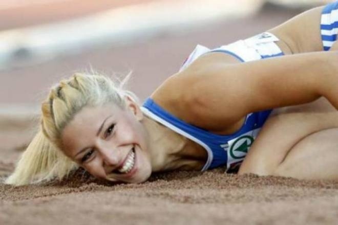 Τρελαίνει το twitter η Βούλα Παπαχρήστου