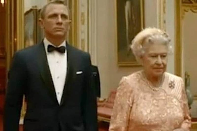 Ο James Bond και το νέο κορίτσι του, η Ελισάβετ! (video)
