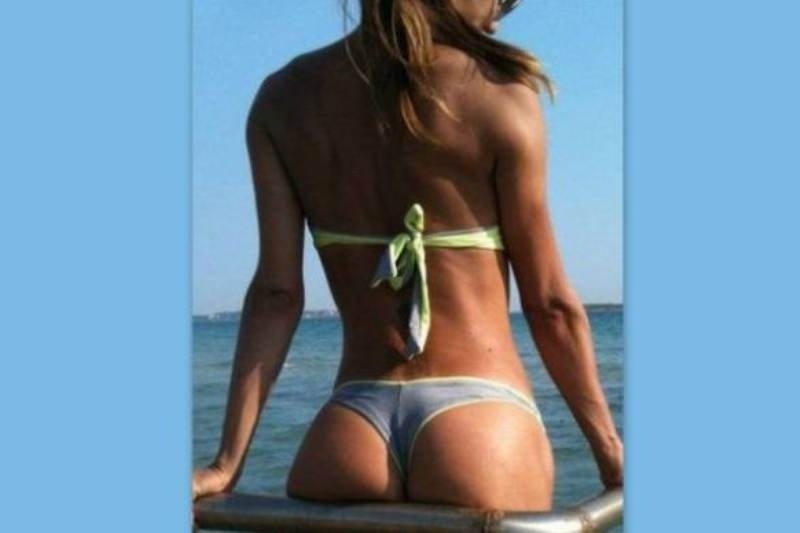 Γνωστή τραγουδίστρια παραλίγο να… ρίξει το Facebook με τις σέξι πόζες της!