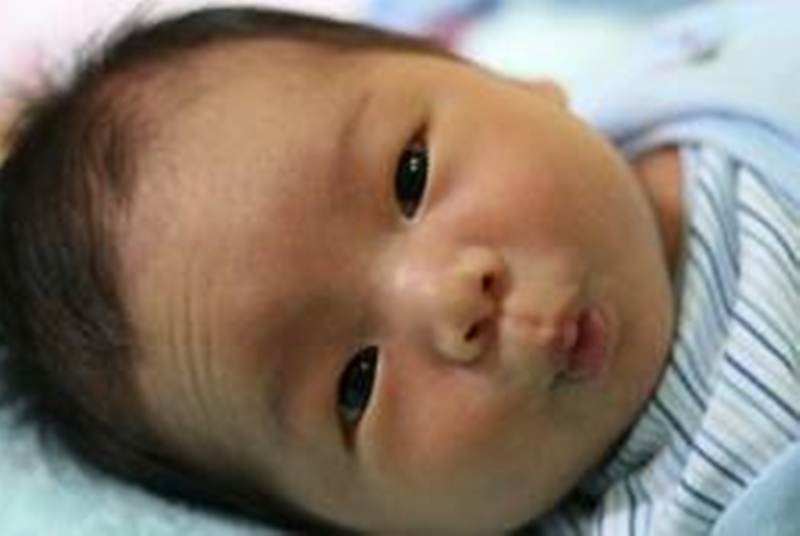 Βρέθηκε μωρό στα σκουπίδια με κομμένο λαιμό