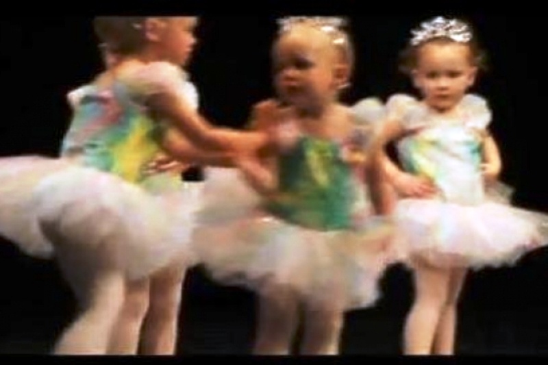 Απρόβλεπτος καβγάς σε ρεσιτάλ χορού 2χρονων! (vid)