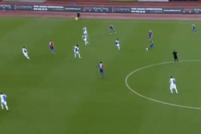 Το «κάρφωσε» από τα 40 μέτρα! (video)