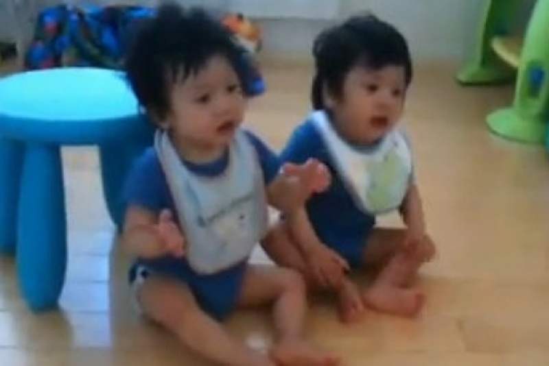 Τα δίδυμα αγοράκια κλαίνε όταν... (photos)