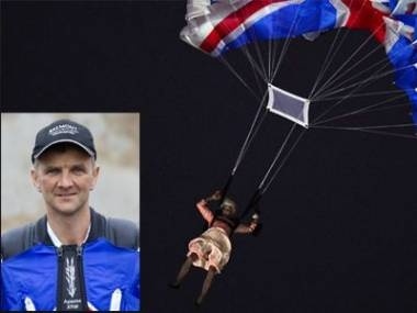 O Kόνερι, έπεσε απ' το ελικόπτερο ως... Ελισσάβετ