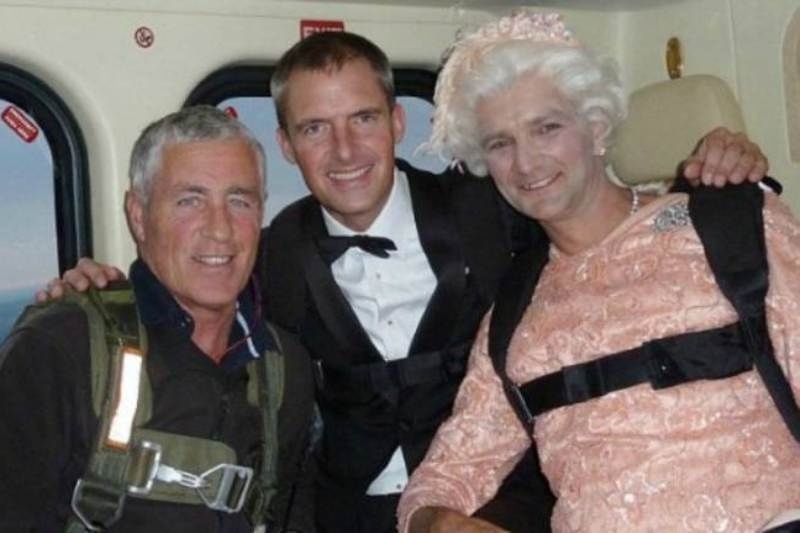 Ο αλεξιπτωτιστής που φόρεσε ταγιέρ για να γίνει... Ελισάβετ!