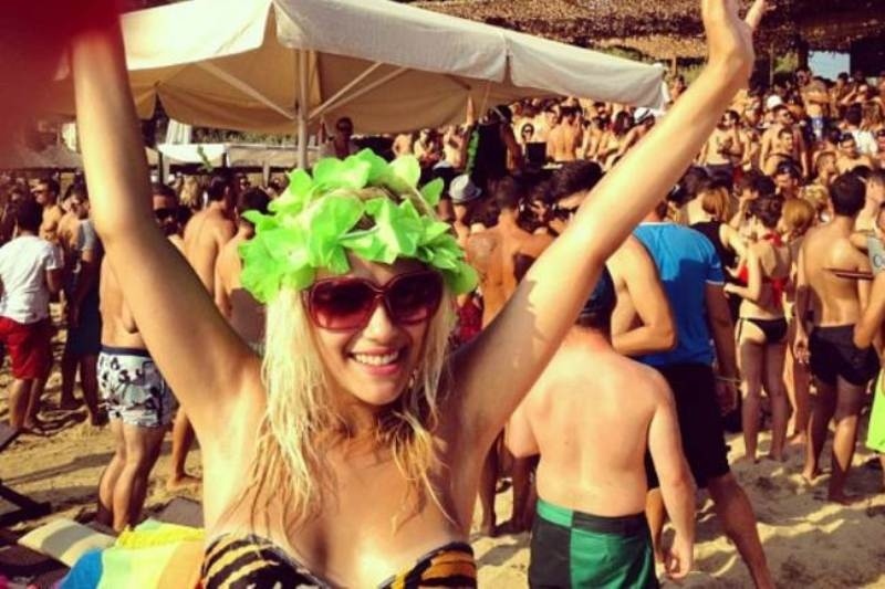 Η Λάουρα Νάργες ανέβασε φωτογραφίες με μαγιό στο Twitter