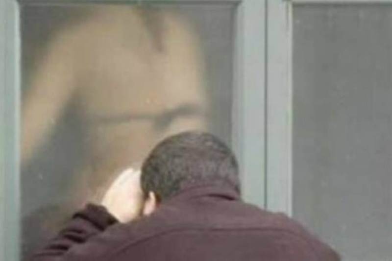 Κρεμάστηκε στο μπαλκόνι για να πάρει... μάτι!