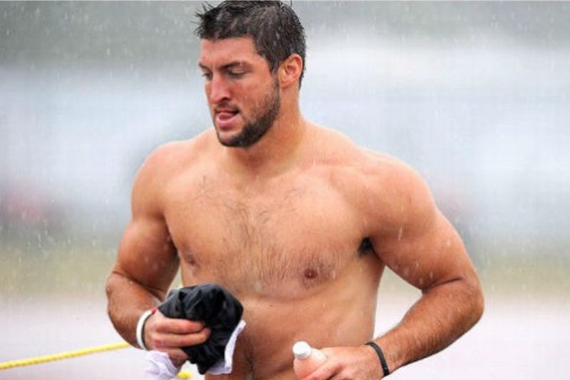 Τρέχοντας στη βροχή ο Tebow (video)