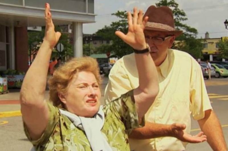 Κρέμασε τη γυναίκα του από γερανό (video)